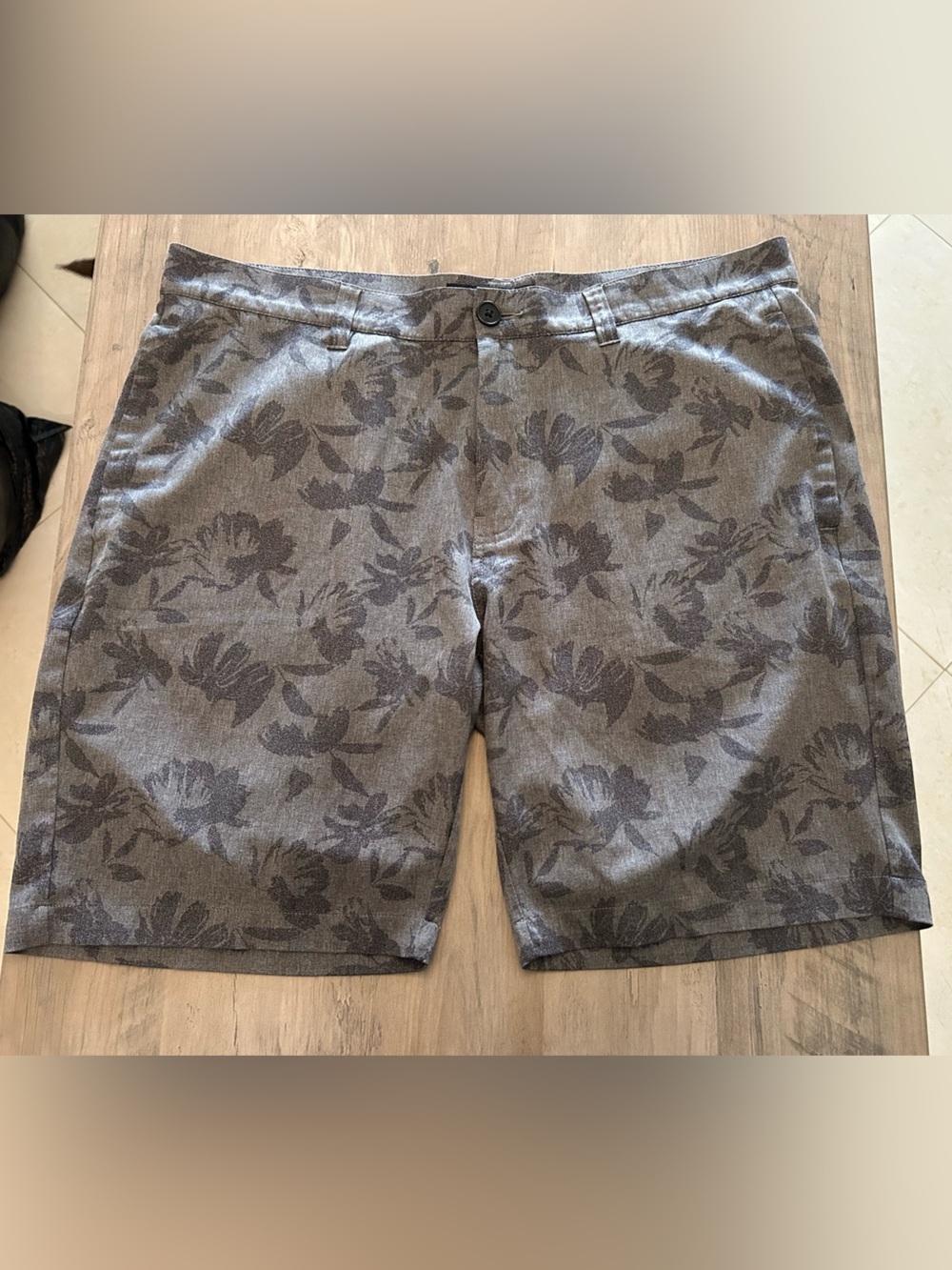 TravisMathew Shorts Mens 36 Gray Phantom Floral Print Golf Lightweight Stretch